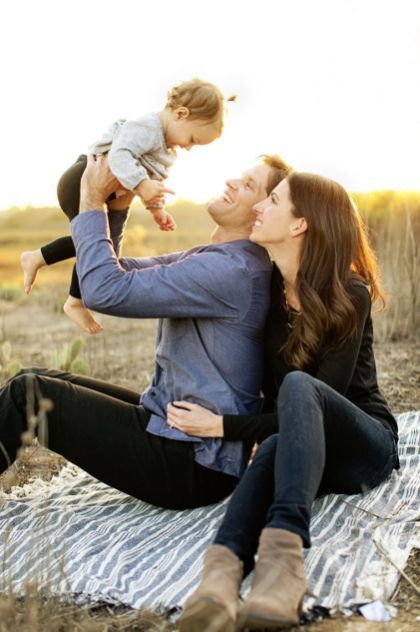 Family Photos With Baby, Baby Fotografie, Family Portrait Poses, Family Picture Poses, Family Poses, Family Pic, Photography Poses Family, Family Photo Pose, Fall Family Pictures