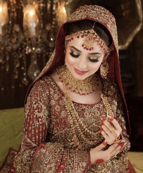 Ramsha Khan Bridal Look, Barat Ideas, Aesthetic Dps, Bridal Makup, Bridal Pakistani, Pakistani Makeup, Pakistani Bridal Hairstyles, Wedding Pen, Pakistani Bridal Makeup