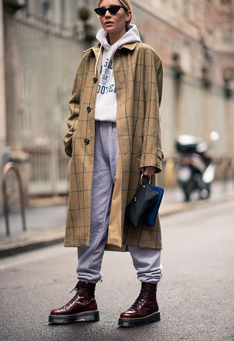 Street style star wearing a tracksuit at Milan Fashion Week AW18 Fall Fashion Coats, Look Adidas, Milan Fashion Week Street Style, Cooler Style, Model Street Style, Street Style Edgy, Looks Street Style, The Best Street Style, Milan Fashion Weeks