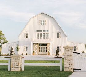 All About Vignettes: I WANT TO LIVE IN A BARN Barn Living, Barn Style House Plans, Events Design, Barn Plans, Building Homes, Western Homes, Barn Style House, Metal Building Homes, White Barn