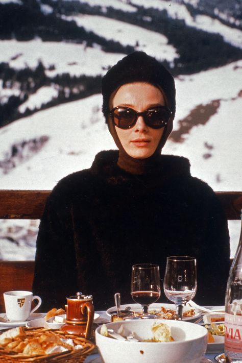 Audrey Hepburn Charade, Slim Aaron, Mode Au Ski, Chic Chalet, Fashion Design Inspiration, Apres Ski Outfits, Ski Aesthetic, Chalet Chic, Ski Vintage