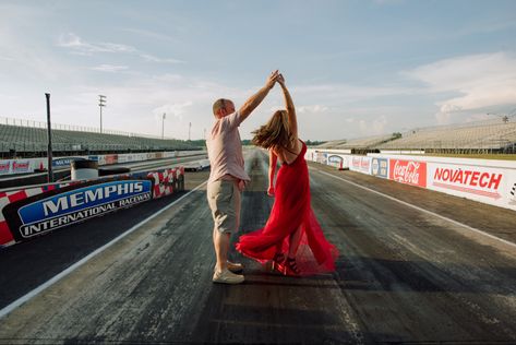 Racetrack Engagement Pictures, Race Track Wedding Photos, Race Track Engagement Photos, Dirt Track Wedding, Race Track Photoshoot, Racing Engagement Photos, Racetrack Photoshoot, Car Themed Wedding, Pre Wedding Praia