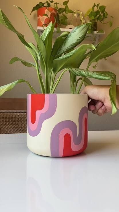 Diy Keramik, Ceramic Cafe, Plant Pot Design, Diy Pottery Painting, Flower Pot Art, Flower Pot Design, Painted Pots Diy, Painted Plant Pots, Garden Decor Diy