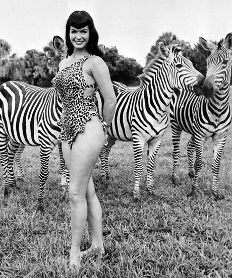 Pinup Queen Bunny Yeager Dies At 85 Elsa Martinelli, Bettie Page Photos, Bunny Yeager, Irving Klaw, Betty Page, Stars D'hollywood, Arthur Elgort, Jean Seberg, David Bailey