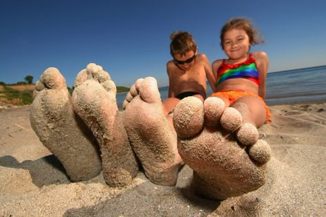 Kids on the beach with sandy feet Beach Foto, Ocean Mountain, Beach Pictures Kids, Mountain Destinations, Rocky Point, Family Beach Pictures, Vacation Family, Beach Family Photos, Destinations Travel