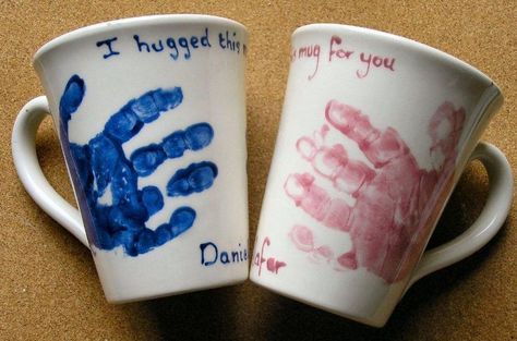 Handprint mugs Aunt Mugs Gift Ideas, Handprint Mugs Christmas, Handprint Mug Diy, Handprint Mug, Father's Day Thought, Fathers Day Gifts Ideas Diy, Father's Day Craft Ideas, Diy Father's Day Crafts, Diy Father's Day