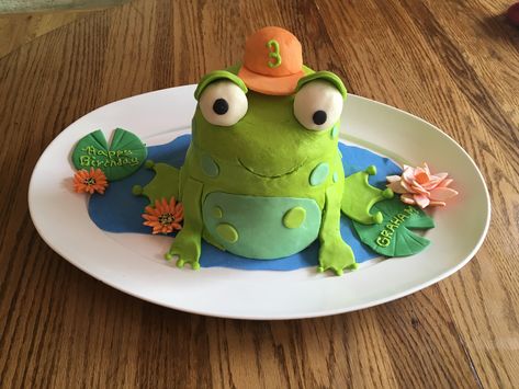 Frog Cupcakes, Red Birthday Cakes, Frog Cake, Cake Liner, Football Cake, Edible Food, Fondant Icing, Cake Board, Vanilla Frosting