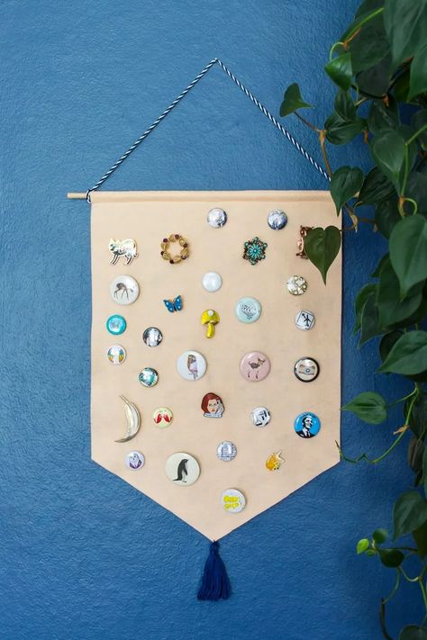 DIY Pin Storage Banner Pin Banner Diy, Pennants Diy, Enamel Pin Design, Pin Banner, Pin Storage, Enamel Pin Display, Rainy Day Crafts, Display Banners, Felt Banner