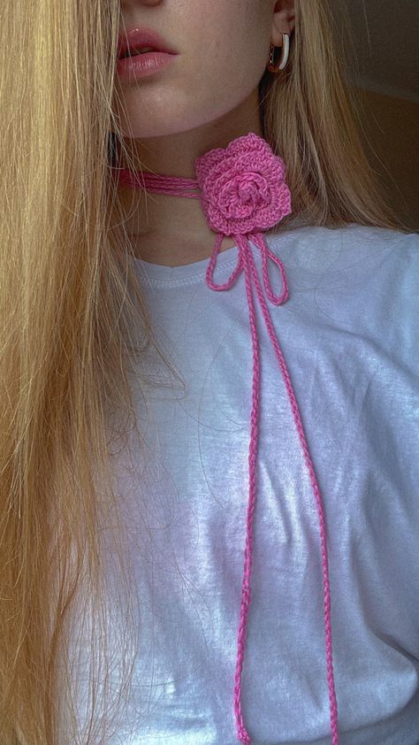 Crochet Flower Choker, Hair Accessories Crochet, Diy Knitting Projects, Crochet Garden, Crochet Tank Tops, Rose Choker, Mode Hippie, Crochet Hair Accessories, Flower Choker