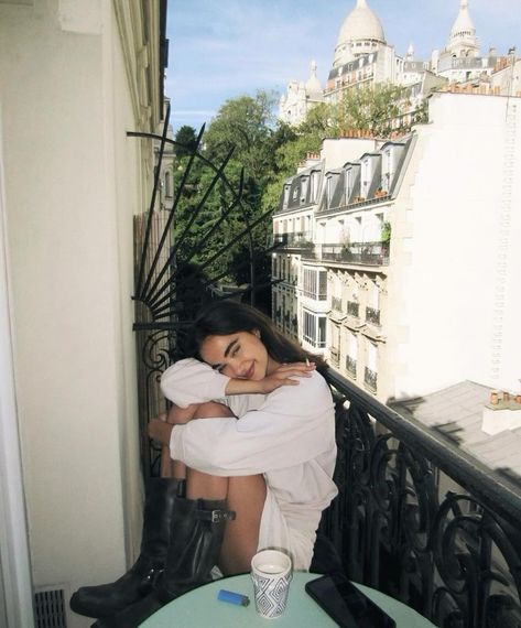 #classicjournals Via // pinterest Paris Core Outfits, Paris Ig Pics, Getty Museum Outfit, Balcony Pictures Instagram, Paris Inspo Pics, Europe Girl Aesthetic, Madrid Fashion, Paris Outfits, Europe Summer