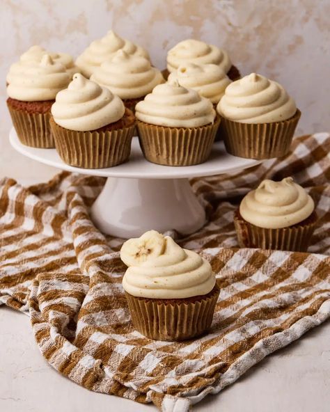 This moist banana cupcakes recipe is easy and quick to make. These homemade banana cupcakes have a brown butter cream cheese frosting. They are made with real bananas and make the perfect fall desserts. With a hint of cinnamon, these little banana cakes are an easy recipe to start your fall baking. Banana Nut Cupcakes, Banana Cupcake Recipe, Creme Cupcake, Brown Butter Cream Cheese Frosting, Brown Butter Cream Cheese, Banana Cakes, Butter Cream Cheese Frosting, Banana Cupcakes, Cupcakes Recipe