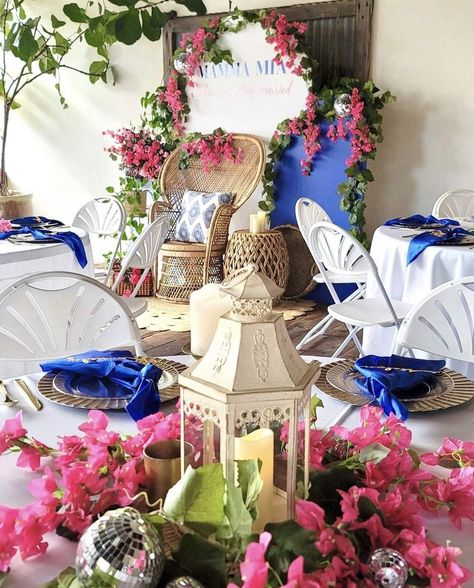 Mamma Mia Table Decorations, Mamma Mia Flower Arrangement, Mamma Mia Tablescape, Momma Mia Baby Shower Ideas, Mama Mia Centerpieces, Mamma Mia Centerpieces, Mamma Mia Baby Shower Ideas, Greek Themed Bridal Shower Ideas, Bridal Shower Mamma Mia