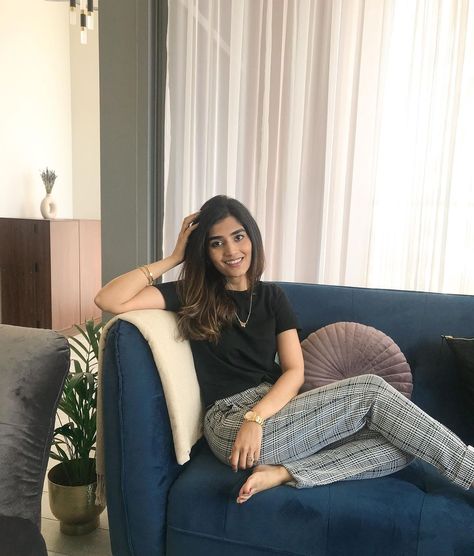 Sitting Poses On Sofa, Sitting Couch Pose, Sitting On The Couch Pose, Couch Poses Instagram, Blue Couch Styling, Couch Sitting Poses, Sitting On Couch Reference, Hotel Poses Instagram, Poses On Couch