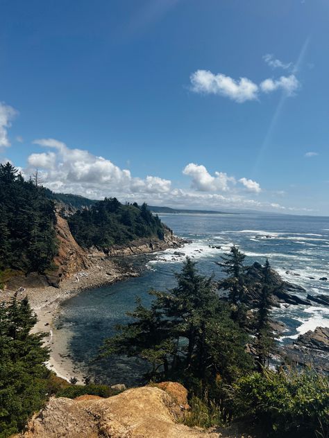 Pnw Ocean Aesthetic, Cool Ocean Pictures, Oregon Vision Board, Coast Of Oregon, Oregon Landscape Photography, Oregon Living Aesthetic, Mount Bachelor Oregon, Moody Oregon Coast, Oregon Coast Wallpaper