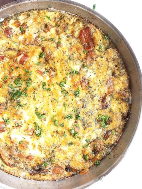 This oven-baked Bacon, Mushroom, and Cheese Frittata is the ultimate breakfast or brunch dish. It's not only easy to make but also the best option for a healthy and satisfying meal for the whole family. Bacon Frittata Recipes, Frittata Recipes Baked, Chicken Frittata, Bacon Egg Bake, Frittata Recipes Breakfast, Mushroom And Cheese, Vegetable Frittata Recipes, Bacon Frittata, Mushroom Frittata