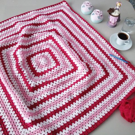 Pink And Red Crochet Blanket, Crochet Infinity Granny Square Blanket, Crochet Ideas Blankets, Infinity Granny Square Blanket, Red Crochet Blanket, Pink And Red Crochet, Pink Crochet Blanket, Granny Square Crochet Blanket, Square Crochet Blanket