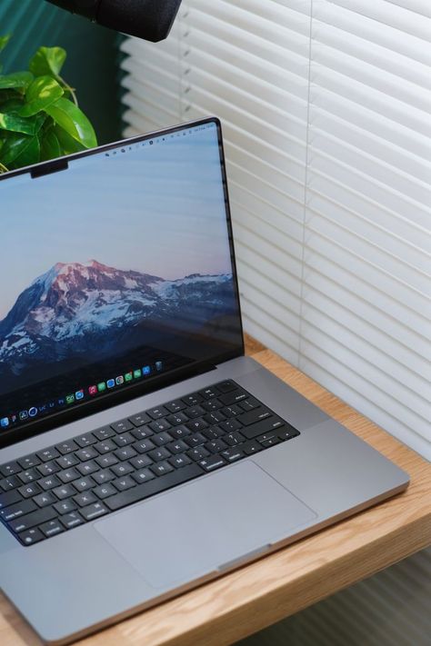 Pretty designs.. well performing and better keyboard Macbook Pro M1 Max 16 Inch, M1 Macbook Pro, Macbook Pro Desk Setup, Macbook Pro Aesthetic, Macbook M1 Pro, Coding Python, Setup Inspiration, Apple Images, Aesthetic Youtube