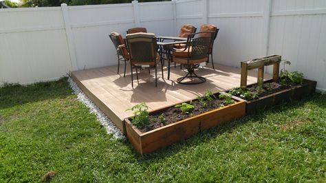 Finished product. 2nd garden box complete and filled. Rocks lining the front. Dining set up. * Recap of equipment * 9 pallets for base = free 15 pallets for decking = free 2 boxes of 2.5" deck screws = $60 30 cinder block 2x8x16 = about $50 2 gl of Deck Over paint = $76 2 bag of stones = $5 2 mulch (for garden) = $4 8 miracle grow = $20  All together $200-$250 BUDGET ACHIEVED :D Deck In Corner Of Yard, Deck Over Paint, Floating Deck Ideas, Wood Deck Patio, Corner Deck, Miracle Grow, Carolina House, Floating Deck, Outdoor Gazebos