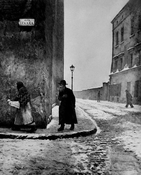 Exhibition: 'Roman Vishniac Rediscovered' at The Photographers' Gallery and Jewish Museum London. "In my humble opinion, Vishniac is one of the greatest 20th century social documentary photographers to have ever lived." Photo: Roman Vishniac (1897-1990) 'Isaac Street, Kazimierz, Cracow' 1935-38 Roman Vishniac, Jewish Museum, Photographers Gallery, Old Photography, Jewish History, Foto Art, Krakow, Bw Photo, White Photo