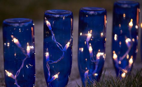 Blue Wine Bottle Crafts, Glass Bottle Garden Ideas, Wine Bottle Outdoor, Best Outdoor Solar Lights, How To Make Wine, Wine Bottle Garden, Reuse Wine Bottles, Lighting Your Garden, Bottle Trees