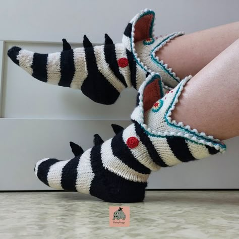 Knitting pattern inspired by the sand worm from Beetlejuice by Tim Burton. Get the handmade pattern on Etsy. Sand Worm, Confection Au Crochet, Crochet Design Pattern, Sock Knitting Patterns, Fun Crochet Projects, Diy Crochet Projects, Grunge Style, Beetlejuice, Crochet Fashion