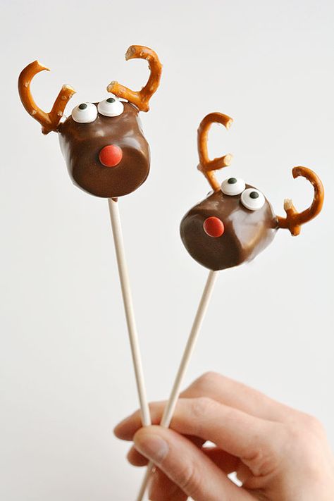 Chocolate Covered Marshmallow Reindeer Simple Christmas Food, Marshmallow Reindeer, Marshmallow Pops Recipe, Chocolate Covered Marshmallow, Reindeer Cakes, Christmas Food Treats, Magic Reindeer Food, Chocolate Covered Marshmallows, Easy Christmas Treats