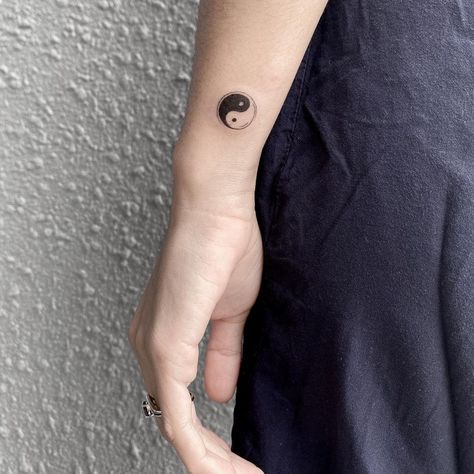 Yin Yang Tattoo Yin Yen Tattoo, Yin Yang Tattoo On Wrist, Ying Yang Tattoo Meaning, Ying Yang Art Tattoo, Yang Yin Tattoo, Ting Yang Tattoo Ideas, In And Yang Tattoo, Tiny Yin Yang Tattoo, Yin Yang Tattoo Placement