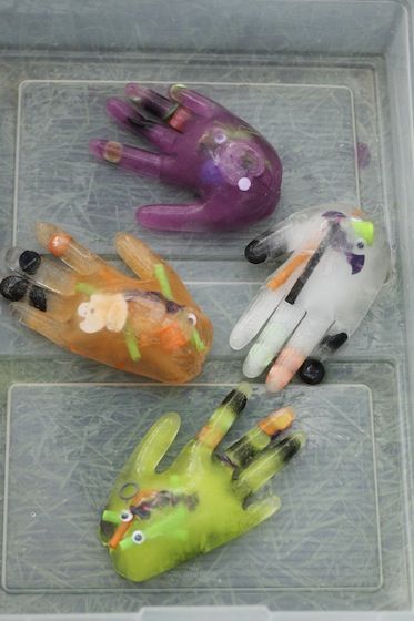 Halloween surprises in frozen water-filled gloves - freeze goodies and water in gloves; carefully cut and remove glove without snapping off fingers.  Kids "surgically" remove fun items using pate knives, coloured salt, syringes and coloured water.  Awesome! Vetenskapliga Experiment, Spooky Science, Happy Hooligans, Halloween Infantil, Halloween Science, Halloween Sensory, Halloween Fest, Halloween Preschool, Haunted Halloween