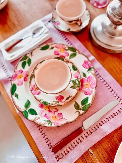 Vintage Desert Rose Table Setting for Galentine's Day Brunch Desert Rose Tablescapes, Rose Table Setting, Desert Rose Dishes, Classic English Breakfast, Brunch Table Setting, Brunch Celebration, Dessert Rose, Rose Valentine, Valentine Table