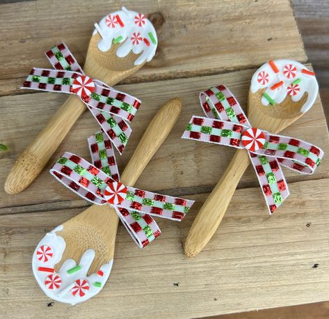 Hot Cocoa Spoons Diy, Diy Candy Ornaments, Wooden Spoon Decor, Gingerbread Signs, Wooden Spoon Diy, Hot Cocoa Bar Decor, Ornaments Cricut, Spoons Diy, Christmas Candyland