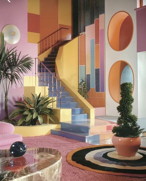 80’s Decor, 70s Room, 1980s Interior, 80s Interior, Retro Interior Design, Sunken Living Room, Indoor Design, Retro Interior, Colour Pop