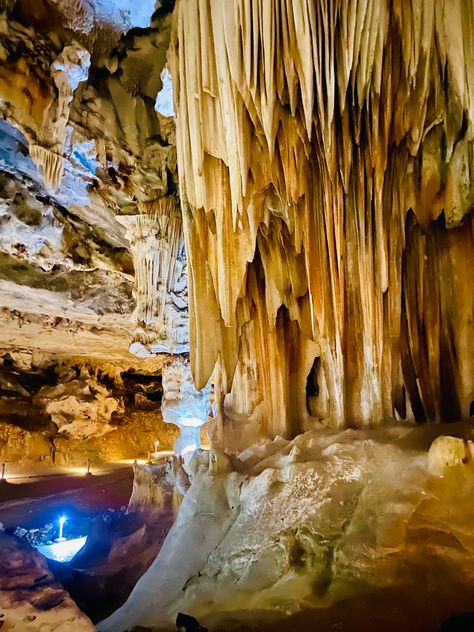 A beautiful formation of nature, a cave naturally formed by limestone and water droplets in hundreds of year known as Cango Caves in South Africa Cango Caves, Limestone Caves, Natural Cave, Natural Bridge, Water Droplets, Antelope Canyon, South Africa, Places To Visit, Natural Landmarks