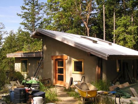 10 Straw-bale homes – an eco-friendly alternative to explore One benefit of building your own house of eco materials like cob would be that you could use cheap child labour, aka your kids, to help with the plastering: they would love it!! (at least mine would) :D Cob Cottage, Cabin Architecture, Strawbale House, Modern Eco Friendly Home, Straw Bale Construction, Mud Brick, Green Roof House, Eco House Design, Earth Bag Homes