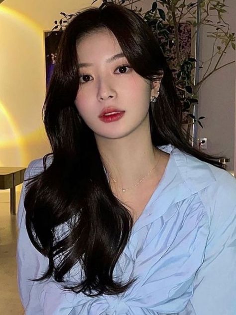 long waves with curtain bangs Korean S Shape Bangs, Japanese Curtain Bangs, Korean Curtain Bangs Long Hair, Wispy Curtain Bangs Round Face, Wispy Bangs Round Face Long Hair, Curtain Bangs Asian, Asian Curtain Bangs, Side Curtain Bangs, Curtain Bang Hairstyles