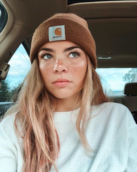 ✰ bug ✰ on Instagram: “okay but like,, will i ever take this hat off ?” Granola Girl Makeup, Granola Girl Winter, Chloe Danielle, Nails Grunge, Patch Beanie, Fall Hairstyles, Winter Outfits Aesthetic, Farm Clothes, Grunge Nails