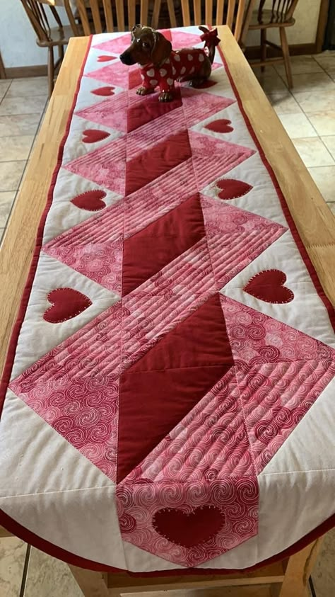 Valentine Table Runner, Quilted Table Runners Christmas, Valentine Table, Table Runner Tutorial, Table Topper Patterns, Panel Quilt Patterns, Table Runner Diy, Heart Quilt Pattern, Heart Blocks