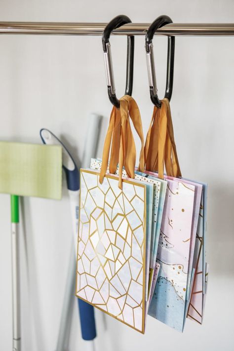 Paper Bag Storage Ideas, Wrapping Organization, Storing Handbags, Bags Organization, Ways To Stay Organized, Gift Bag Organization, Gift Bag Storage, Office Styling, Gift Wrap Organization