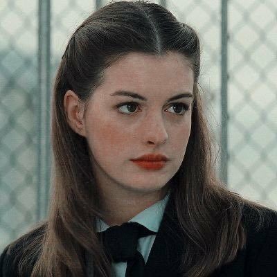 Anne Hathaway Young, Anne Hathaway Hair, Mia Thermopolis, Female Book Characters, Diary Movie, Headshots Women, Fairytale Photography, Ariana Grande Photoshoot, Chick Flicks