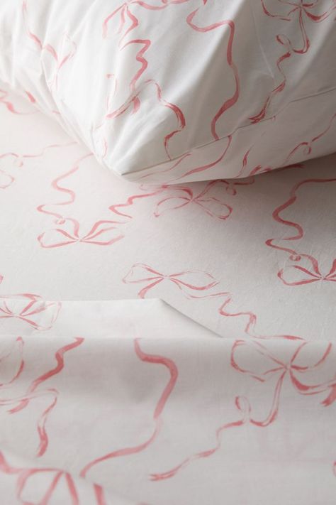 Bow Bed Sheets, Pink Christmas Sheets, Pink Bow Decor, Uofsc Dorm, Pink Floral Sheets, Urban Outfitters Dorm, Cute Sheets, Aesthetic Bed Sheets, Urban Outfitters Bedroom