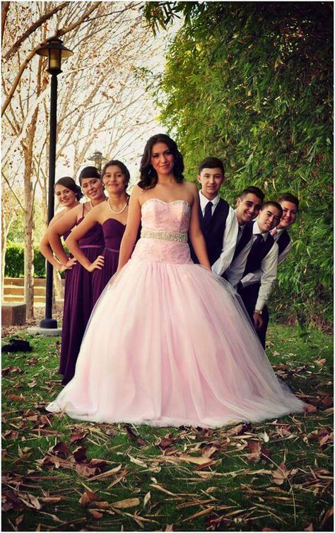 Quinceanera court group photo Quince Group Photos, Quince Group Pictures, Quinceanera Group Photos, Quincenera Family Photos, Quince Family Pictures, Quinceanera Family Pictures, Quinceanera Court Pictures, Quinceanera Chambelanes, Quince Picture Ideas