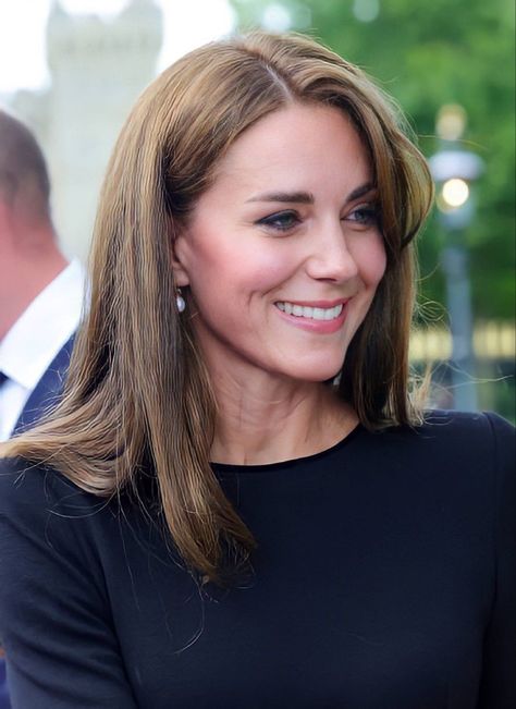 Kate Middleton Hair Color, Certificate Of Marriage, Kate Middleton Hair, Carole Middleton, Kate Middleton Dress, Princess Katherine, Queen Kate, Kate Middleton Pictures, Kate Middleton Outfits