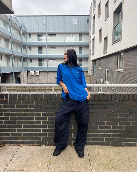 Blue Oversized T-shirt Outfit, Baggy Polo Shirt Outfit Women, Baggy Polo Shirt Outfit, Dark Blue Oversized Shirt Outfit, Royal Blue Oversized Shirt Outfit, Blue Wide-leg Parachute Pants For Streetwear, Oversized Blue T-shirt For Streetwear, Baggy Shirt Outfit, Blue Cropped T-shirt For Streetwear