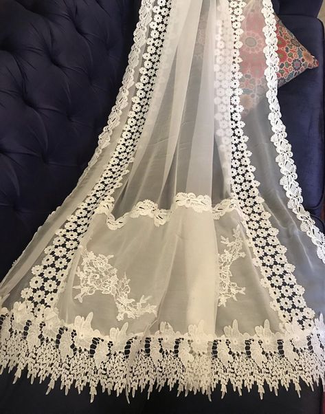 Duppatta Designing Ideas, Dopata Design Pakistani, Dupatta Designs Lace, Dupata Laces Design, Duppta Design Ideas With Laces, Dupta Design Ideas With Lace, Designer Duppatas Ideas, Duppata Designer Lace, Duppattas Designs Ideas With Lace