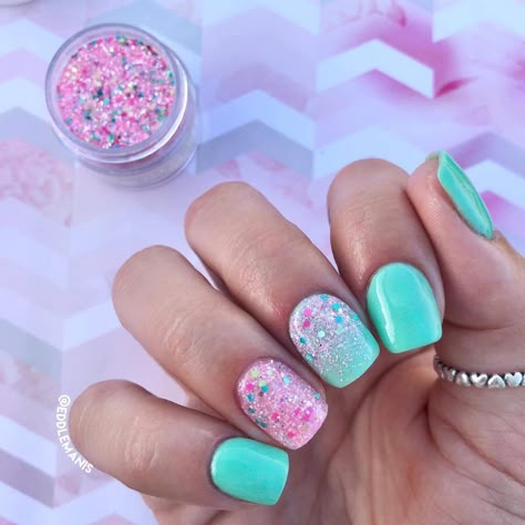 Short Dip Nail Inspiration, August Dipped Nails Ideas, Neon Dip Nails Short, Sparkly Summer Nails Glitter, Summer Sparkle Nails, Spring Dip Powder Nails, Summer Glitter Nails, Coral Gel Nails, Rave Nails