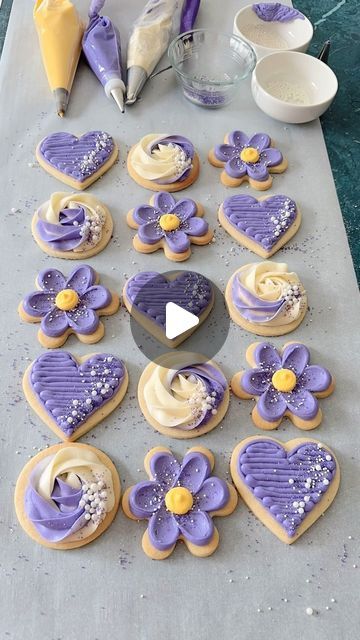 Goodies- Sweets&Treats on Instagram: "Buttercream flowers and hearts 💜🌼 Which one are you grabbing? daisy technique: @mustlovefrosting @the.pink.sprinkle" Daisy Flower Cookies, Flower Cookies Buttercream, Decorated Cookies Flowers, How To Decorate Cookies With Buttercream, Flower Buttercream Cookies, Decorated Cookies With Buttercream, Decorate Cookies With Buttercream, Buttercream Cookie Decorating, Cookies Royal Icing Decorating Ideas