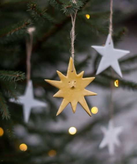 Clay Holiday Crafts, Sculpey Christmas Ornaments, Clay Star Ornaments, Scandi Christmas Decorations Diy, Pottery Ornament Ideas, Ceramic Christmas Tree Decorations, Ceramic Christmas Decor, Ceramic Christmas Tree Ornaments, Ceramic Ornament Ideas