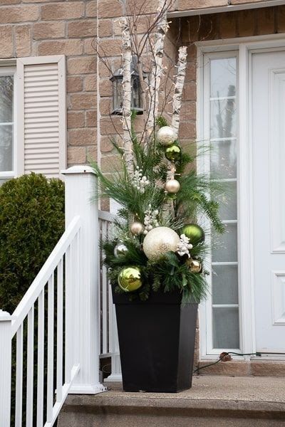 Ideas Decoracion Navidad, Christmas Urns, Outdoor Christmas Planters, Holiday Planter, Outside Christmas Decorations, Exterior Christmas, Winter Planter, Christmas Pots, Christmas Planters