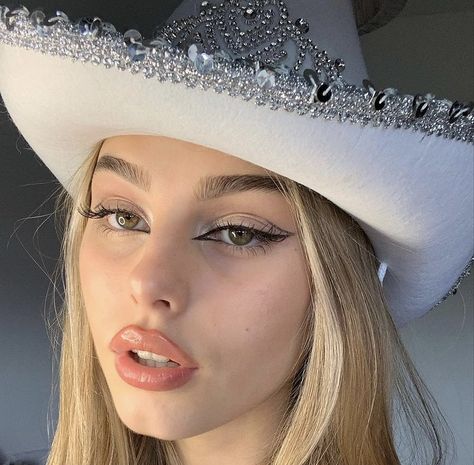 Cowgirl Makeup Ideas Country, Cowgirl Makeup, Cowgirl Halloween Costume, Disco Makeup, Pixie Makeup, Site Models, Dark Makeup Looks, Cowgirl Halloween, Cowboy Girl