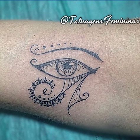 Olho de Hórus  Feita pelo Tatuador/Tattoo Artist:  Diegomonteirotattoo  Inspiração ↺  Inspiration ↻  #tattoo #tatuagem #tattooed #tattoogirl #tattooart #olhodehorus #TatuagensFemininas Eye Of Ra Tattoo, Buddha Tattoo Sleeve, Egyptian Eye Tattoos, Ankh Tattoo, Horus Tattoo, Tattoos Instagram, Inspiration Tattoo, Egyptian Tattoo, Tattoo Feminina