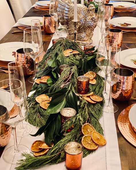 Copper Thanksgiving Table, Thanksgiving Table Greenery, Simple Orange Centerpieces, Dried Oranges Thanksgiving, Copper Christmas Table Setting, Dried Orange Slices Centerpiece, Dried Orange Thanksgiving Table, Dried Orange Slices Decoration Wedding, Copper Thanksgiving Tablescape